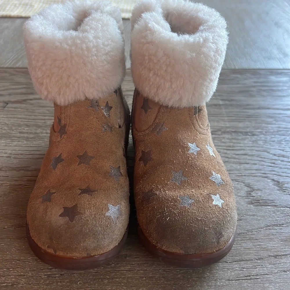 Kids Ugg star tan boots size 8 T